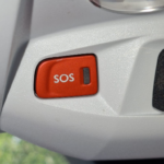 Roter SOS-Knopf für eCall im Fahrzeugdach