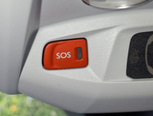 Roter SOS-Knopf für eCall im Fahrzeugdach