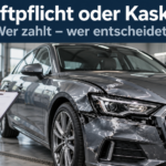 Beschädigtes Auto bei einer Schadenaufnahme mit der Überschrift „Haftpflicht oder Kasko? Wer zahlt – wer entscheidet?“
